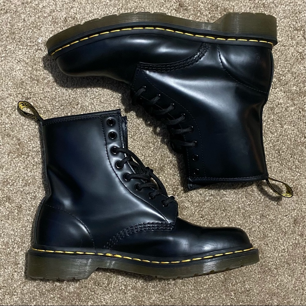 1460 Women’s Smooth Leather Lace Up Boots